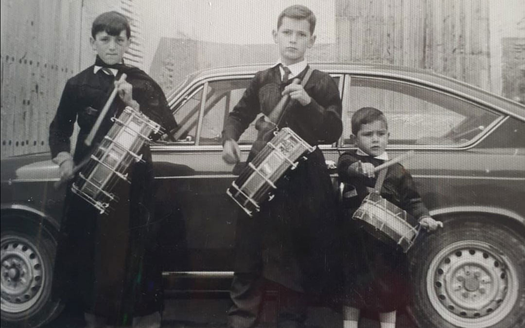 Un jovencísimo Manuel Tena, a la derecha, con su tambor en Urrea. / Archivo familiar