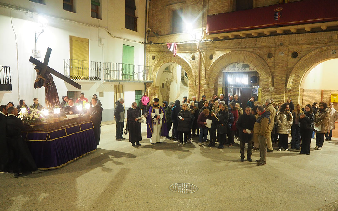 La plaza del Ayuntamiento, escenario del Encuentro en la ventosa y fría noche de Martes Santo en Urrea de Gaén. / Toño Martín-Valdecara