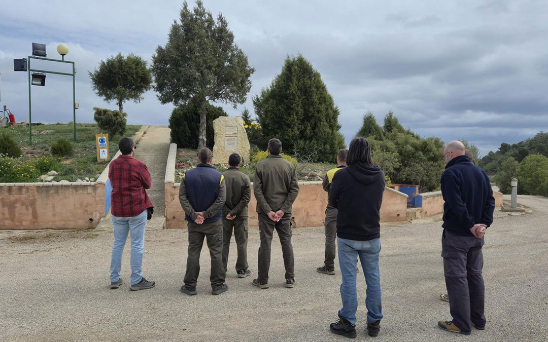 Instantes del minuto de silencio en memoria de los seis compañeros. / CEDIDA