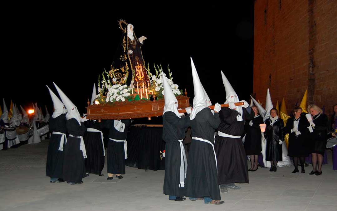 La Virgen procesionando en 2008, cuando aún se portaba a hombros / Archivo Familiar