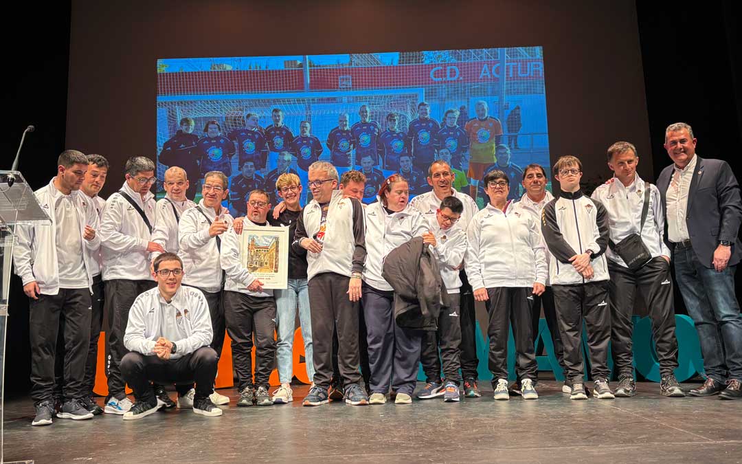 Carlota ha recibido el premio acompañada des su plantilla al completo./ M.M.R.