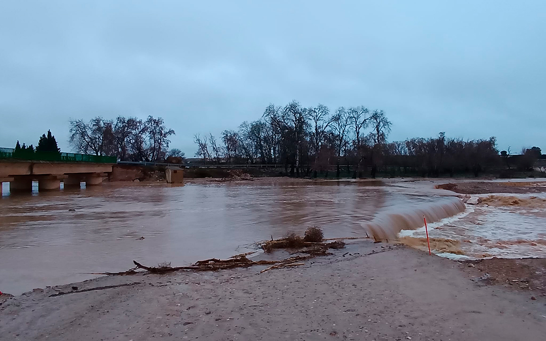 El badén provisional construido para el paso alternativo en Vinaceite al otro lado del río Aguasvivas, arrasado por el agua. / Cedida