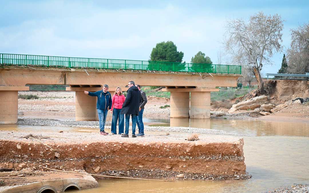 Momento de la visita de Alegría en la zona con representantes de la corporación./ PSOE