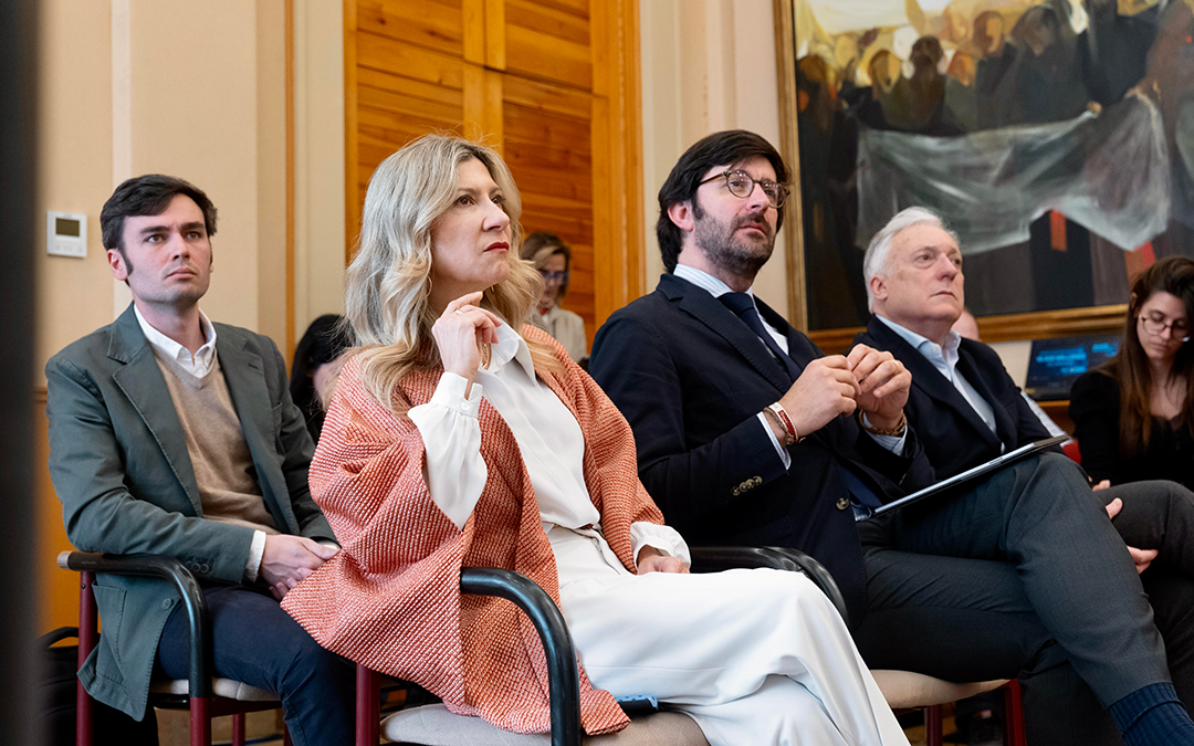 El responsable de Relaciones Institucionales de AWS, entre la vicepresidenta del Gobierno de Aragón y el consejero de Transportes, en la presentación del proyecto en Zaragoza. / DGA