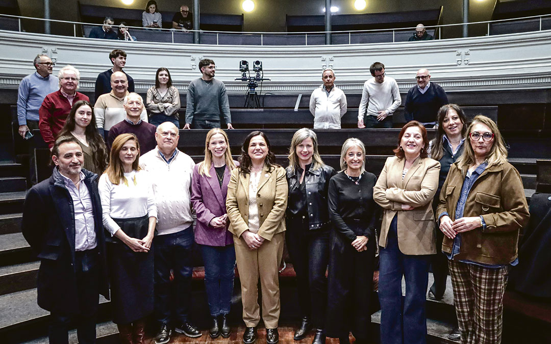 En el Aula Magna del Paraninfo, los directivos José Ramón Vicente (Diario de Teruel), Elena Puértolas (Altoaragón), Carmen Marta (vicerrectora Unizar), Eva Defior (La COMARCA), Raquel Fuertes (CARTV), Ana Segura (Aragón Radio) y Natalia Martínez (Aragón TV). /UNIZAR