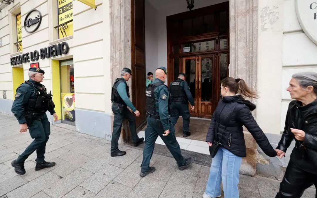 Agentes entrando este martes a la sede de Forestalia en Zaragoza./ Guillermo Mestre