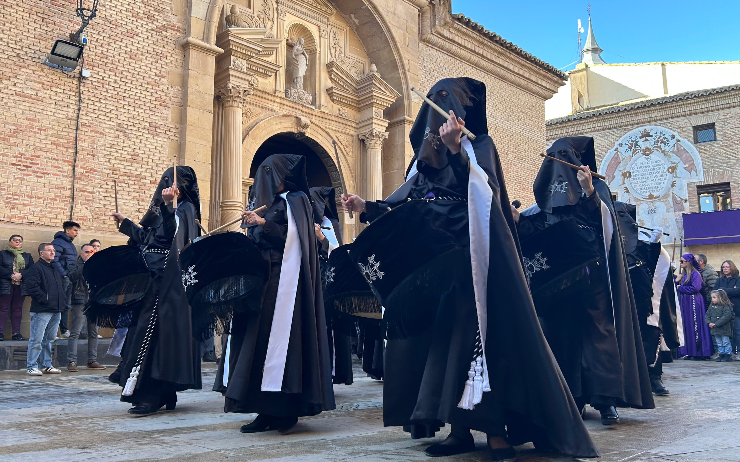 Instantes de la Procesión del Santo Entierro y lucha de Putuntunes, Longinos y Centurión en Calanda./ L.O