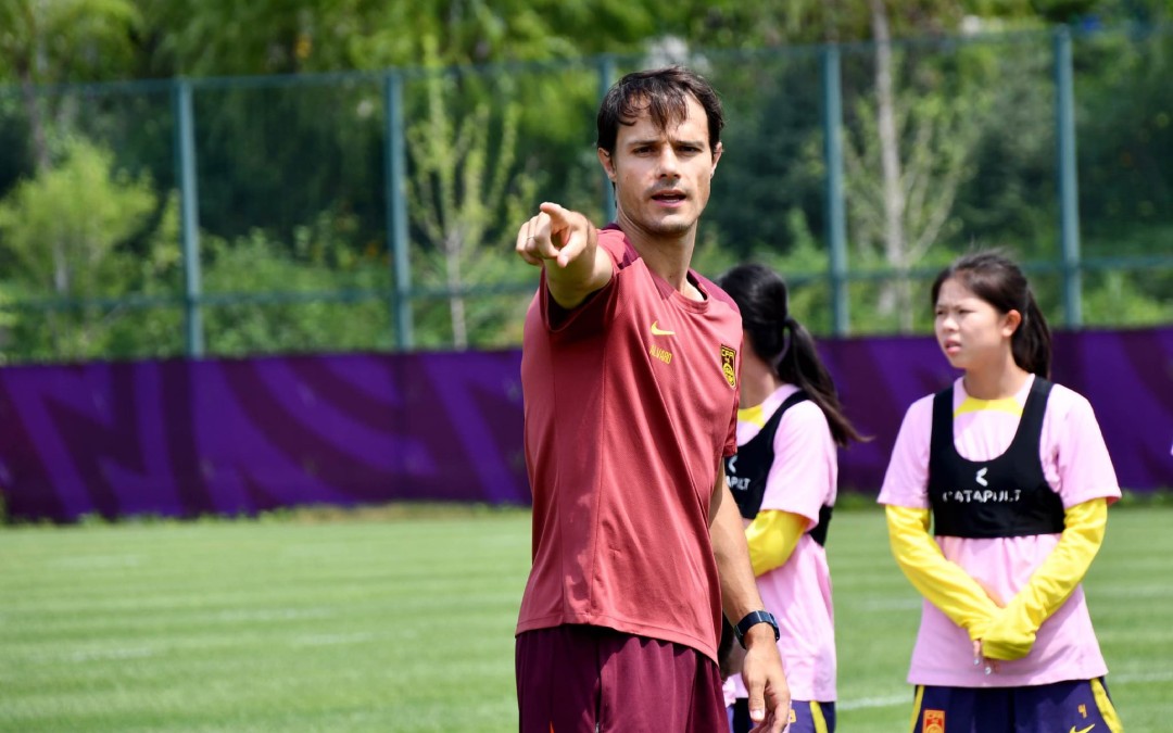 Álvaro Molinos prepara un entrenamiento de la selección china durante la Copa Asia/A.M.