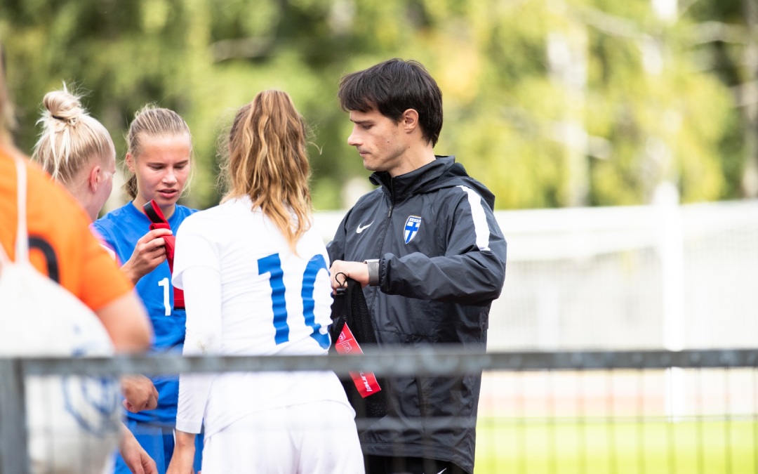 Álvaro Molinos en una concentración con la selección femenina de Finlandia/A.M.