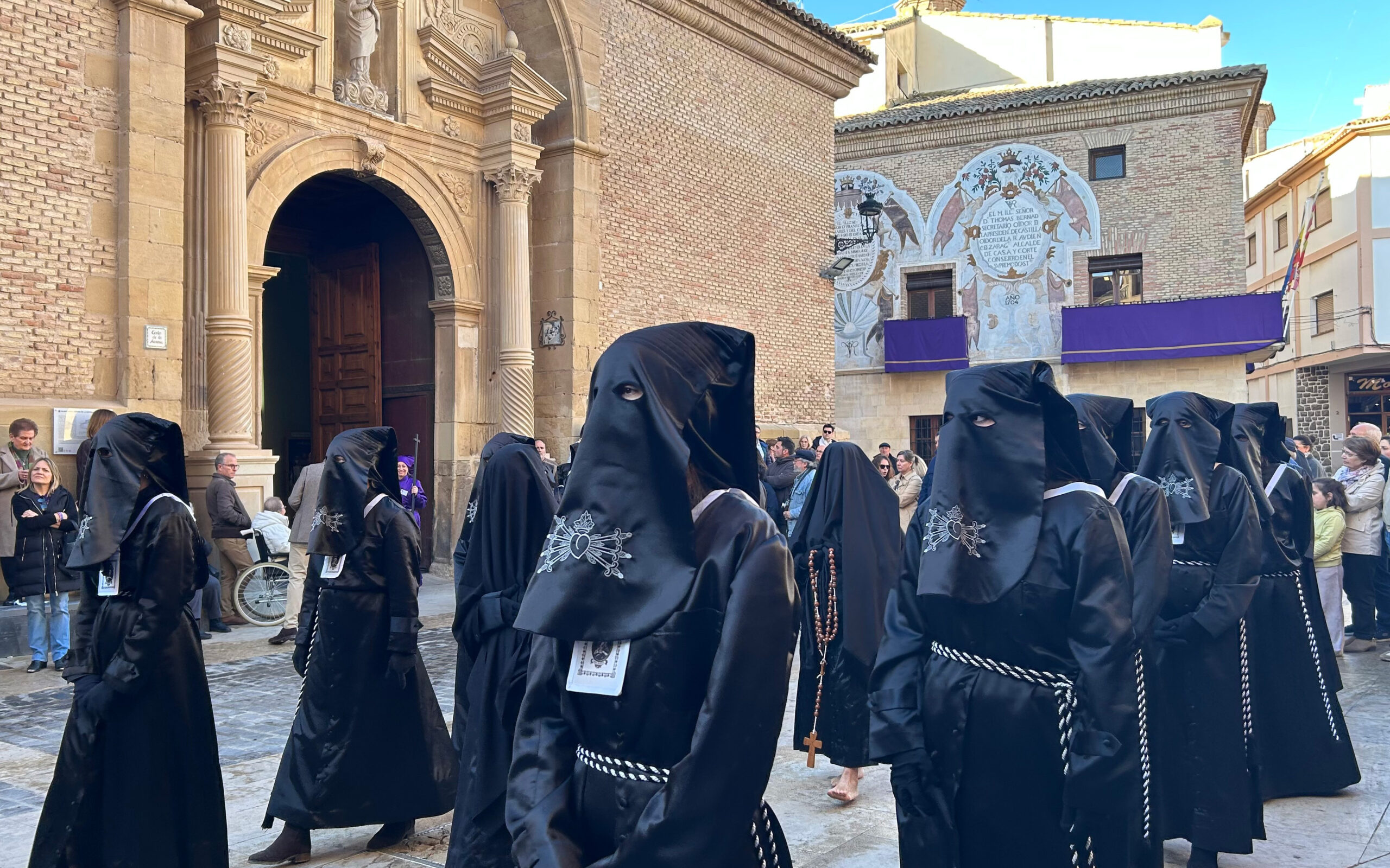 Instantes de la Procesión del Santo Entierro y lucha de Putuntunes, Longinos y Centurión en Calanda./ L.O