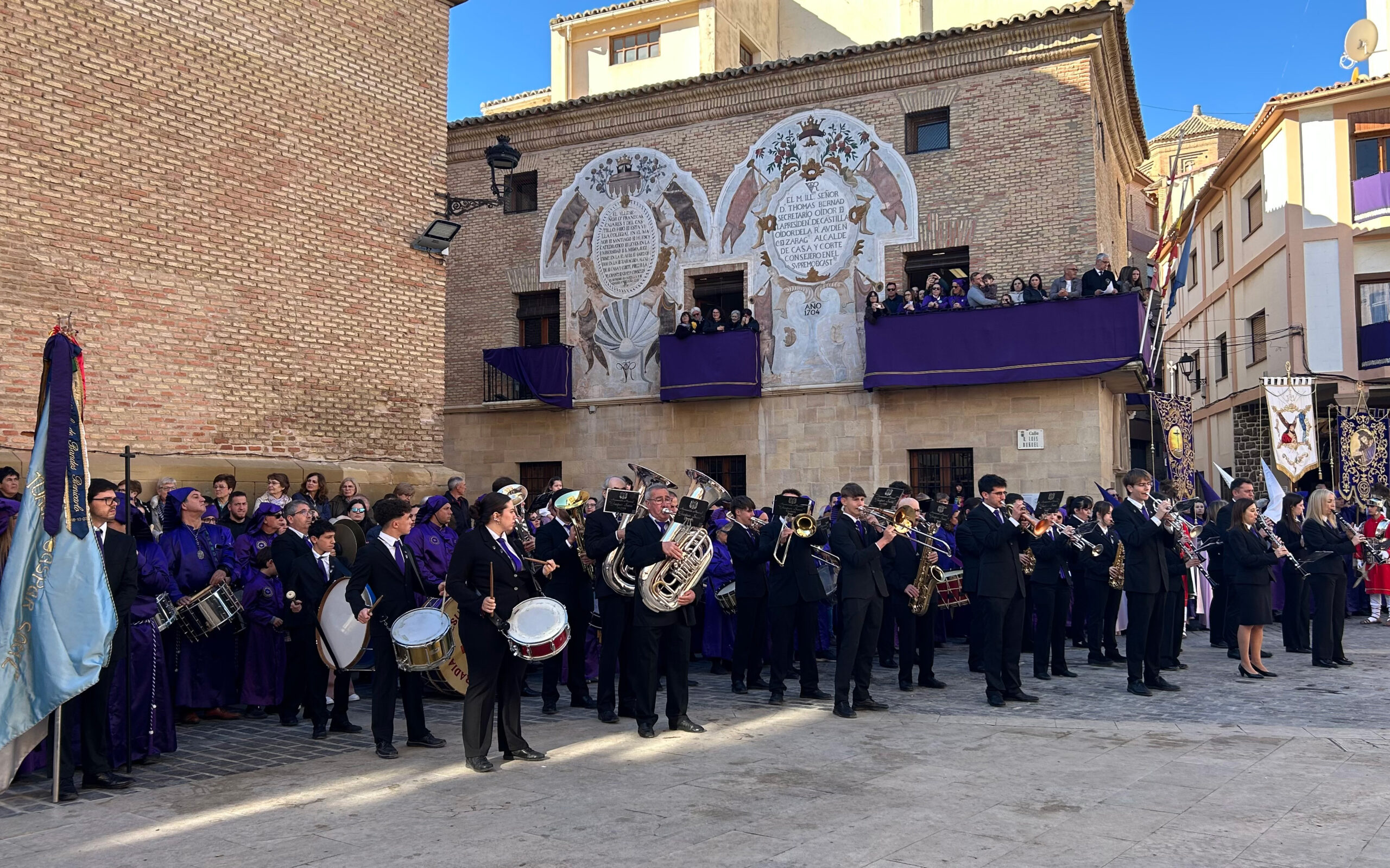 Instantes de la Procesión del Santo Entierro y lucha de Putuntunes, Longinos y Centurión en Calanda./ L.O