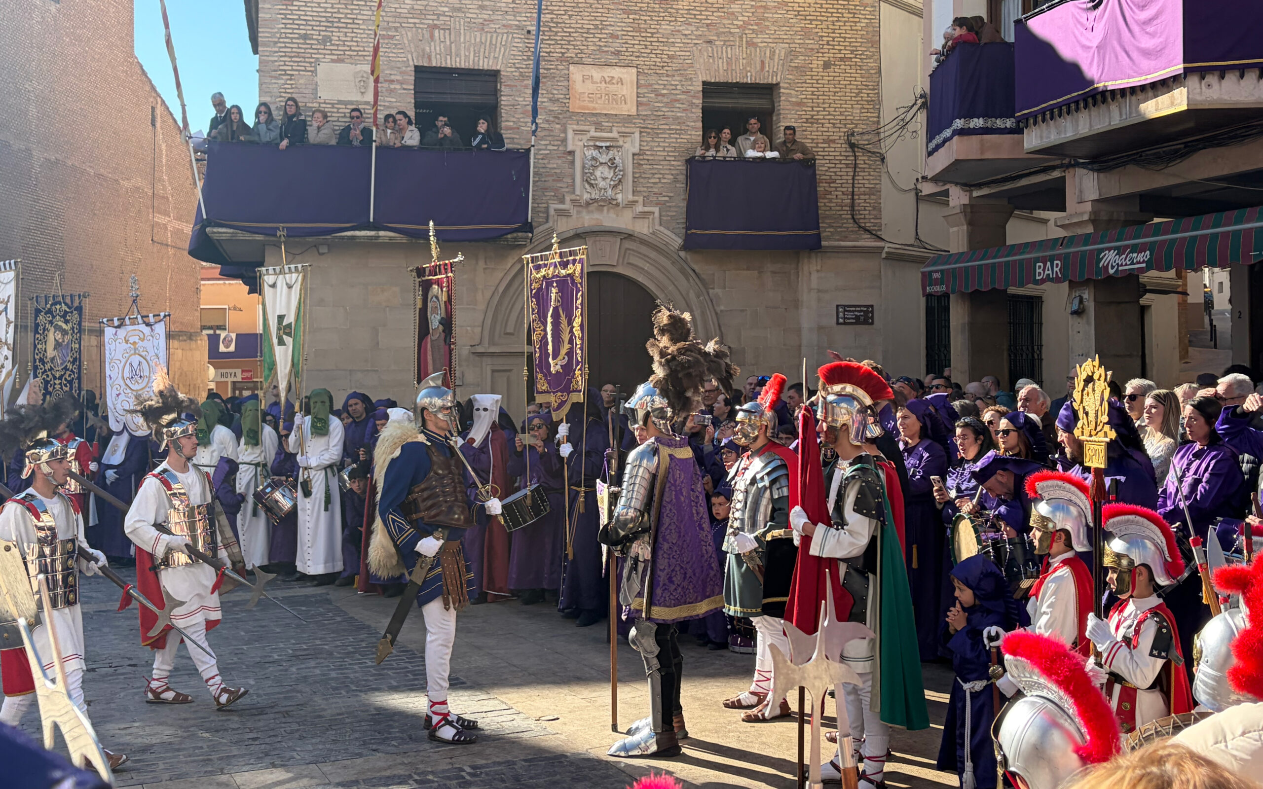Instantes de la Procesión del Santo Entierro y lucha de Putuntunes, Longinos y Centurión en Calanda./ L.O
