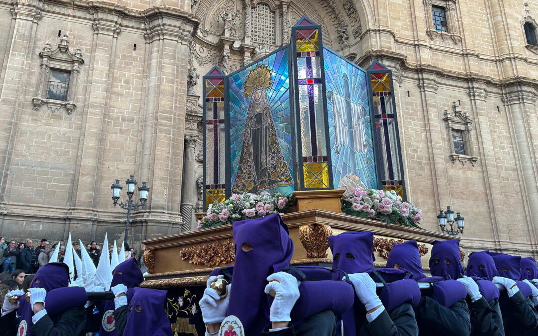 Instantes de la Procesión de la Soledad. / L.O.