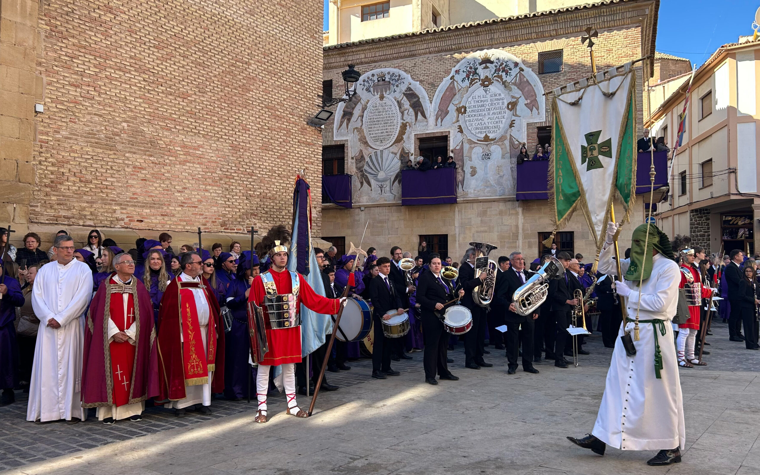 Instantes de la Procesión del Santo Entierro y lucha de Putuntunes, Longinos y Centurión en Calanda./ L.O