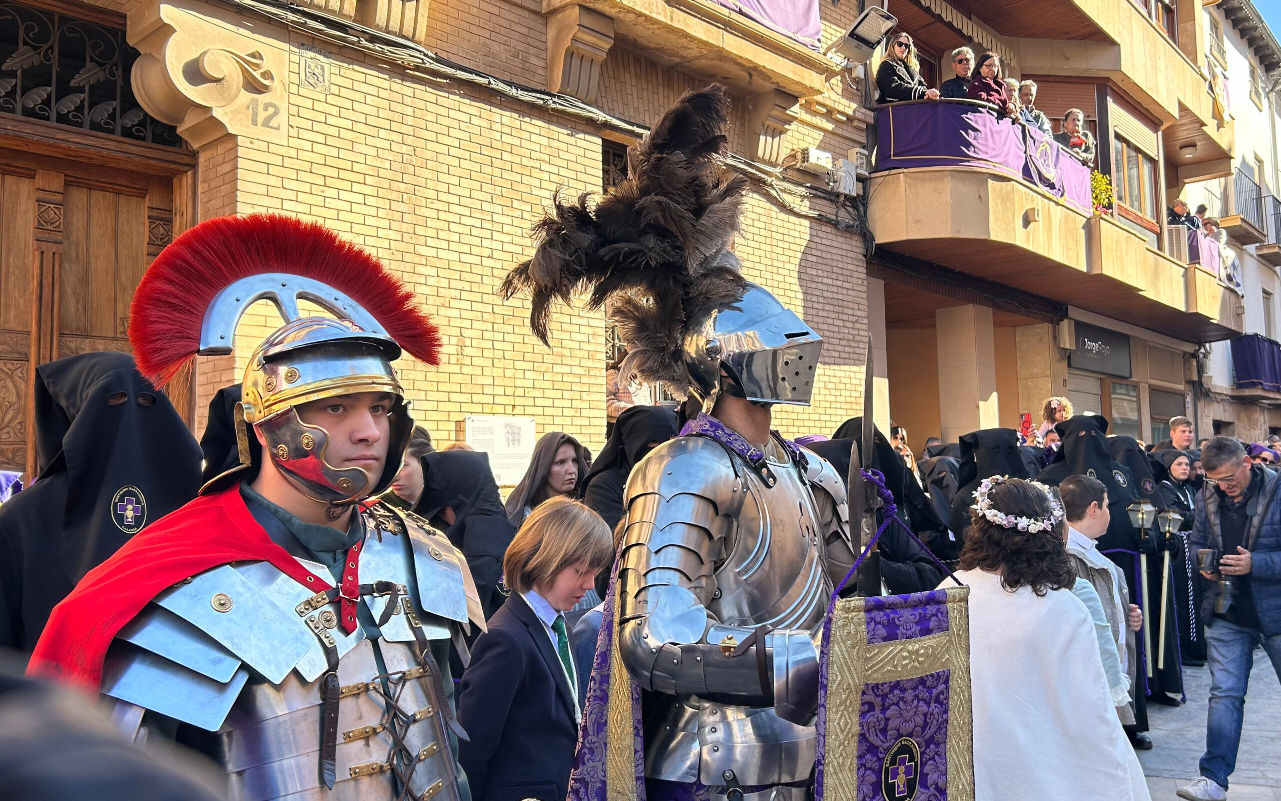 Instantes de la Procesión del Santo Entierro y lucha de Putuntunes, Longinos y Centurión en Calanda./ L.O
