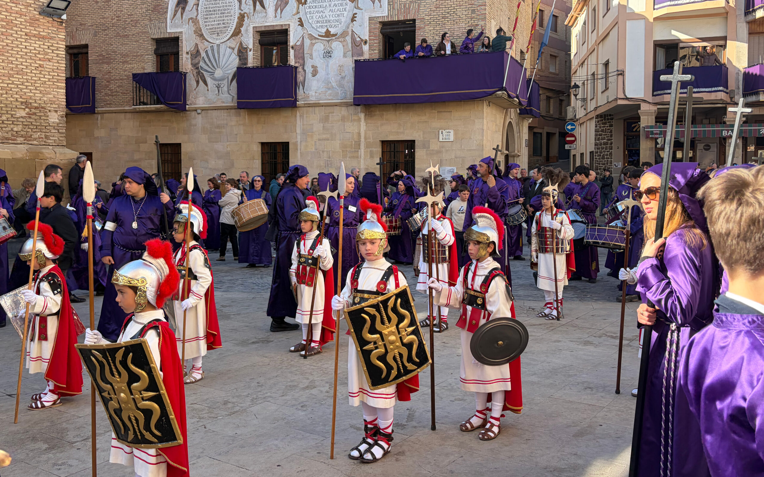 Instantes de la Procesión del Santo Entierro y lucha de Putuntunes, Longinos y Centurión en Calanda./ L.O