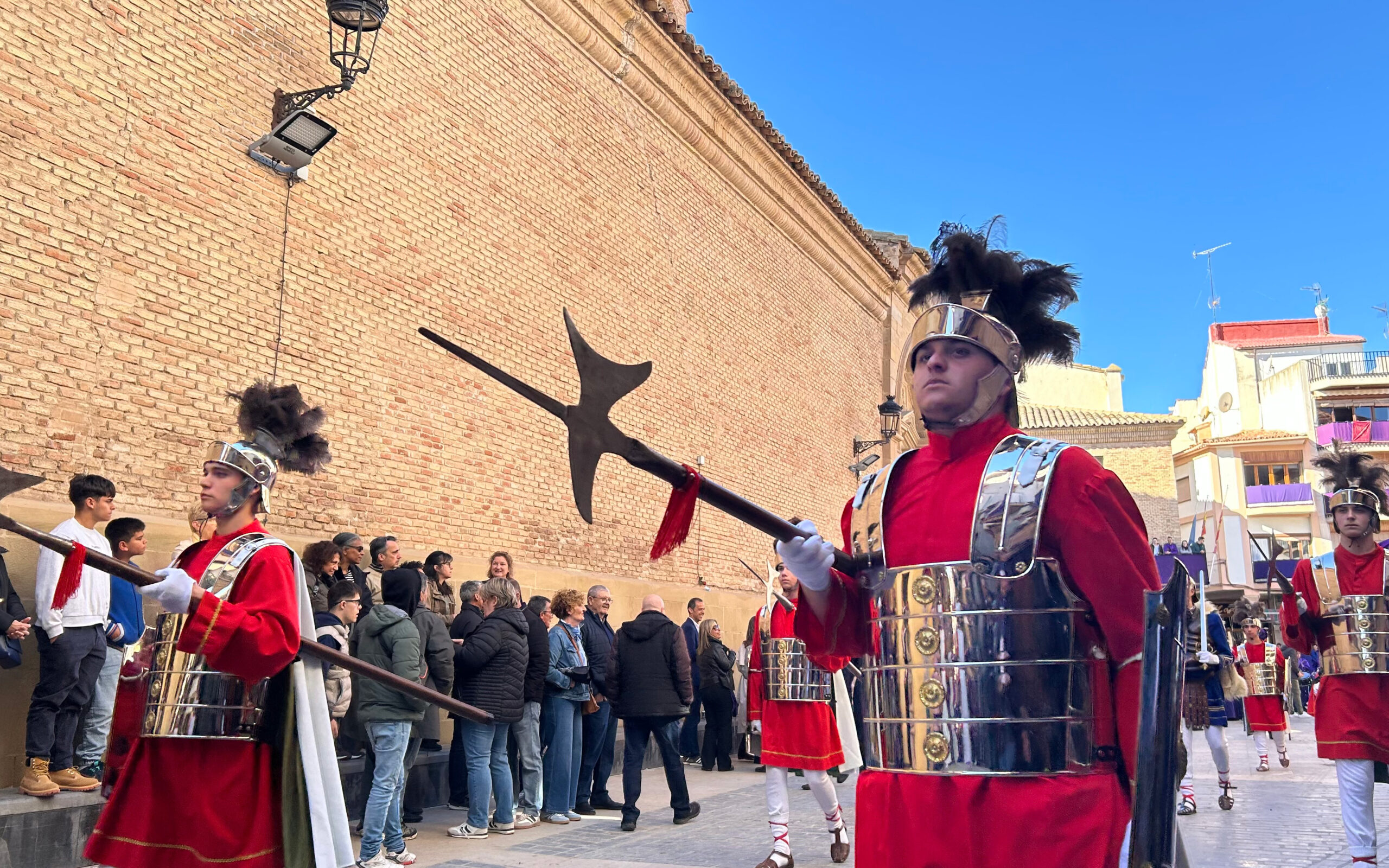 Instantes de la Procesión del Santo Entierro y lucha de Putuntunes, Longinos y Centurión en Calanda./ L.O