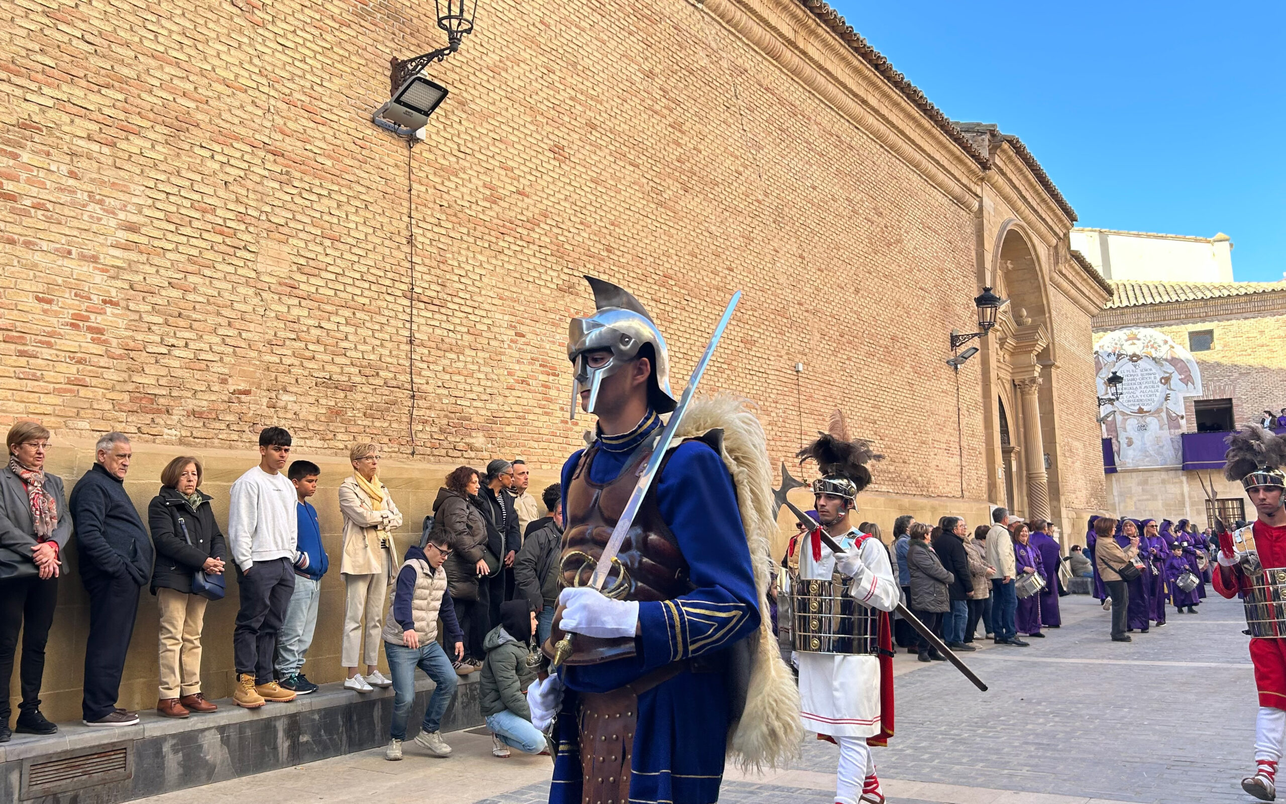 Instantes de la Procesión del Santo Entierro y lucha de Putuntunes, Longinos y Centurión en Calanda./ L.O