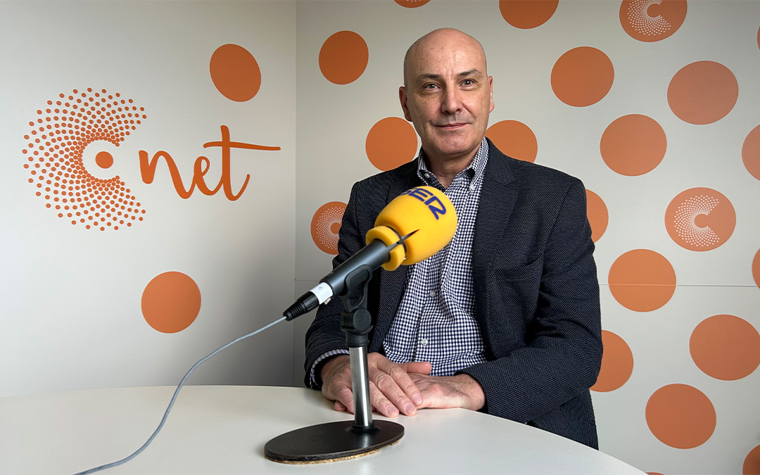 José Ignacio Lallana, director de Red Eléctrica Española en Aragón y La Rioja, en el estudio de Radio La Comarca./ L.O.