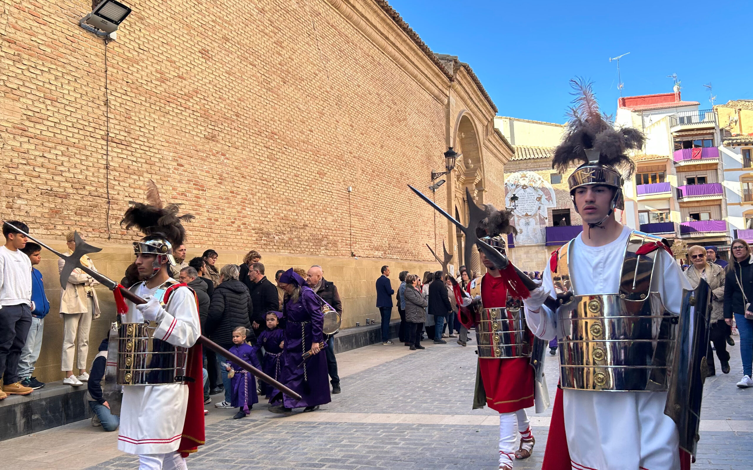 Instantes de la Procesión del Santo Entierro y lucha de Putuntunes, Longinos y Centurión en Calanda./ L.O