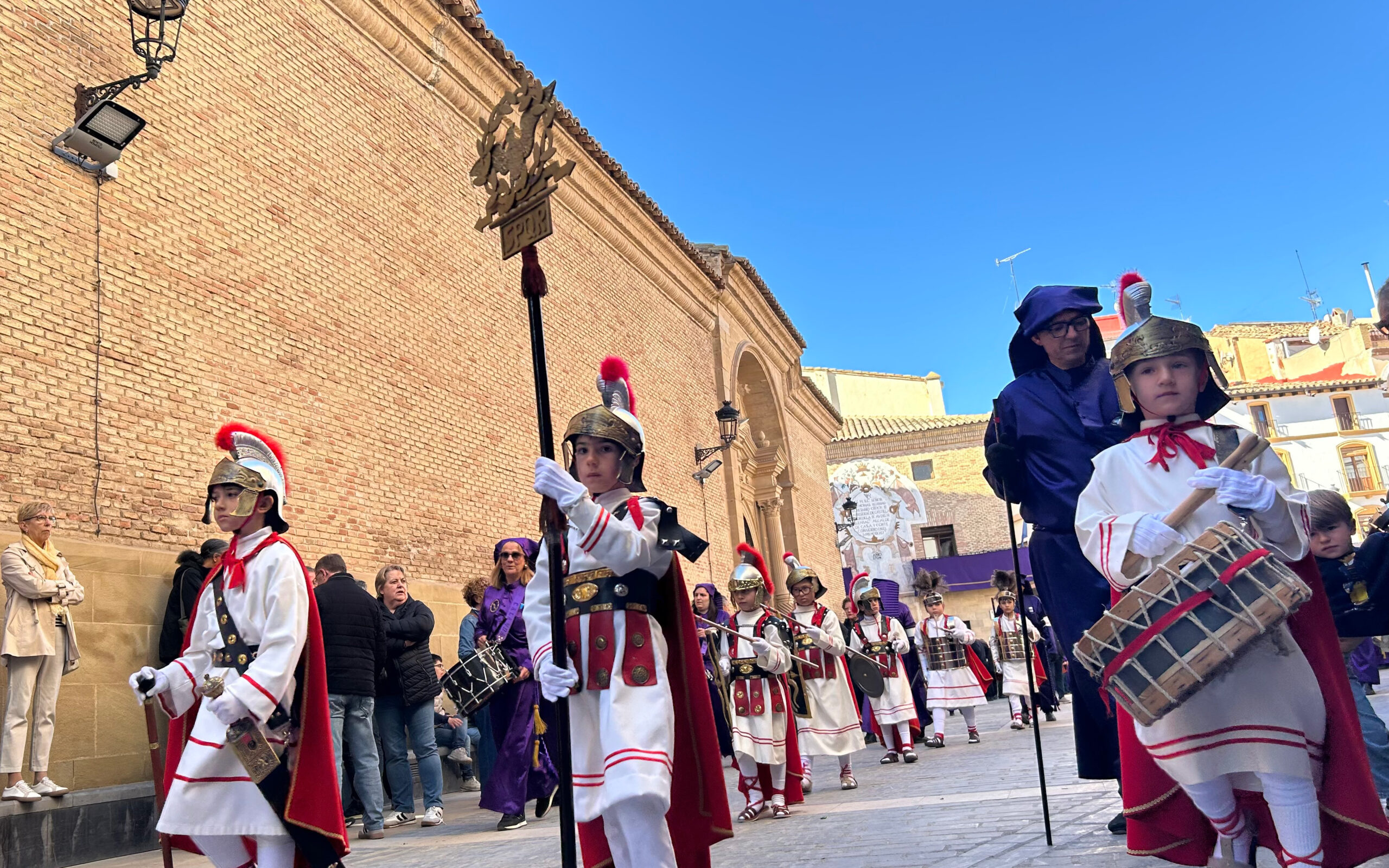 Instantes de la Procesión del Santo Entierro y lucha de Putuntunes, Longinos y Centurión en Calanda./ L.O