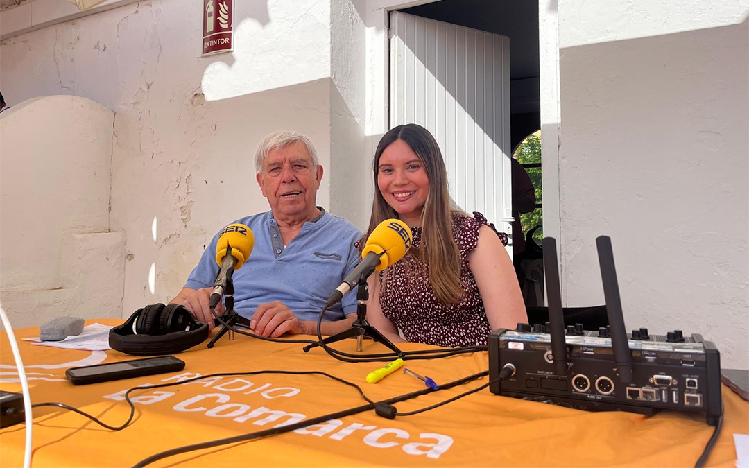 Lidia Olivares, periodista de La Comarca, y Emiliano Doñate, ex técnico de festejos en el ayuntamiento de Alcañiz, en la Plaza de Toros de la localidad. / La Comarca