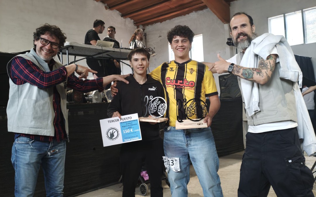 Raico y Patelet posan con el trofeo y el diploma del tercer puesto conseguido en el VII Campeonato Intercomarcal de Morra / M.B.