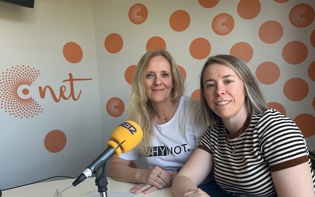 Isabel Barceló, trabajadora social, y Lourdes Heredia, residente de enfermería familiar y comunitaria, en el centro de salud de Alcañiz, en el estudio de Radio La Comarca./ L.O.
