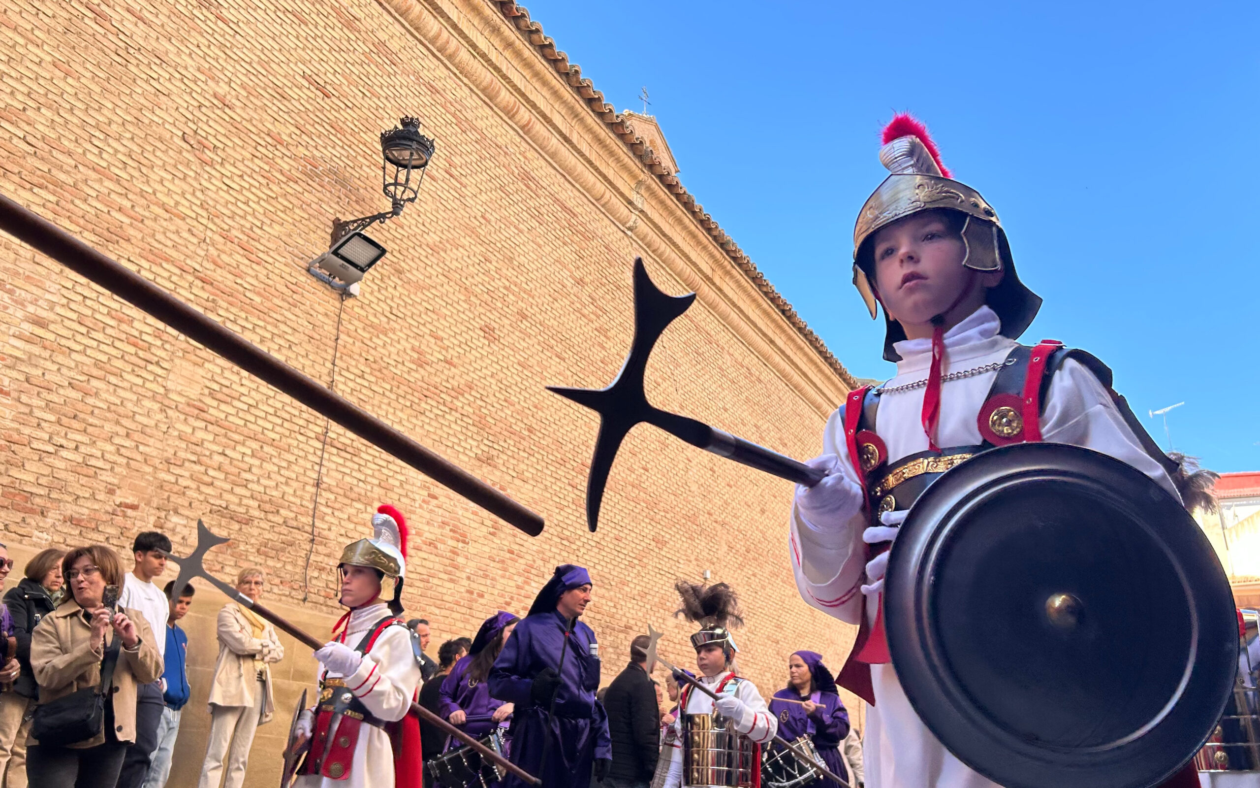 Instantes de la Procesión del Santo Entierro y lucha de Putuntunes, Longinos y Centurión en Calanda./ L.O
