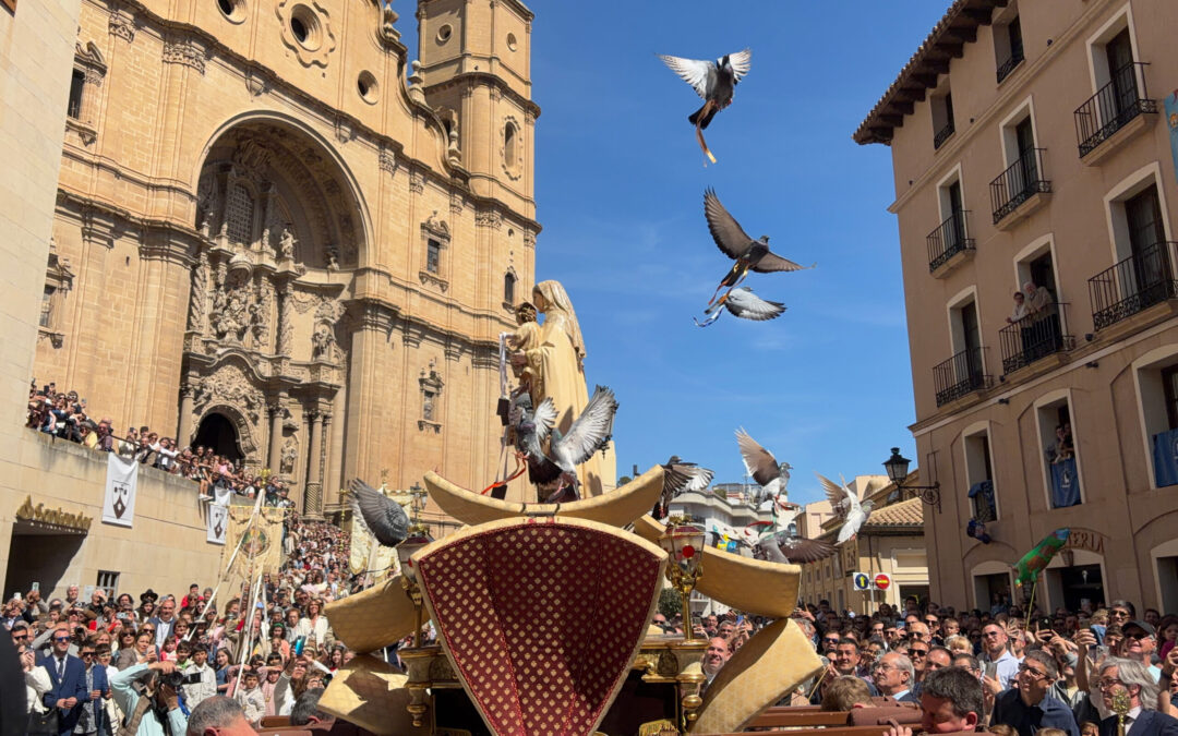 Las 12 palomas saliendo de la granada en la Plaza España de Alcañiz./ L.O.