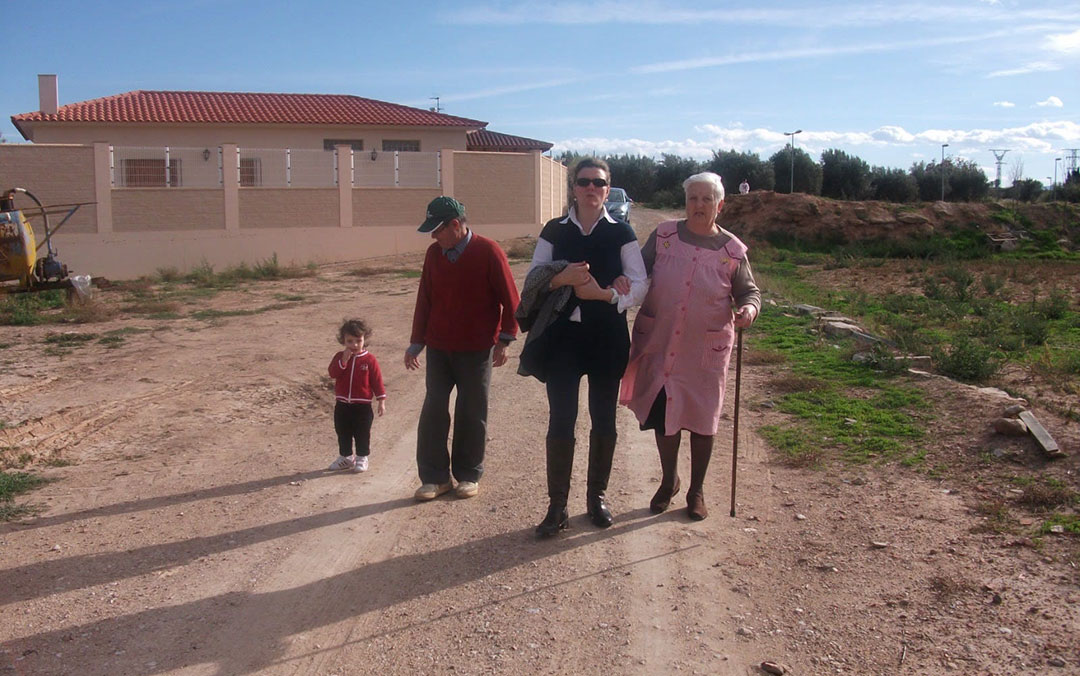 Una pequeña María Mallor junto a su familia en el Bajo Martín / Cedida
