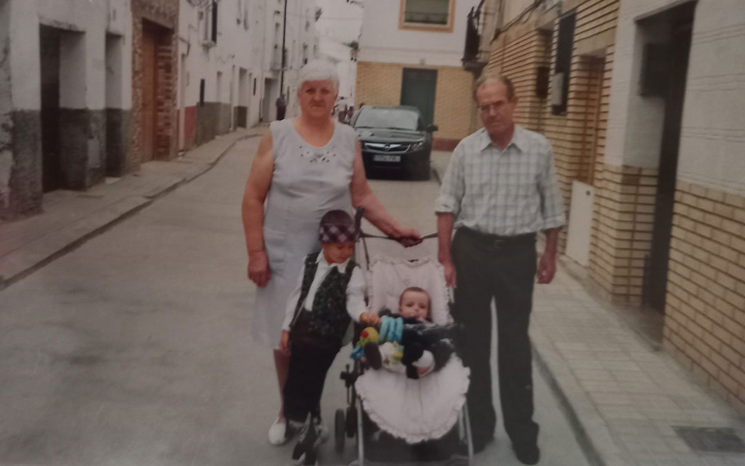Fotografía de una recién nacida María Mallor junto a sus abuelos / Cedida