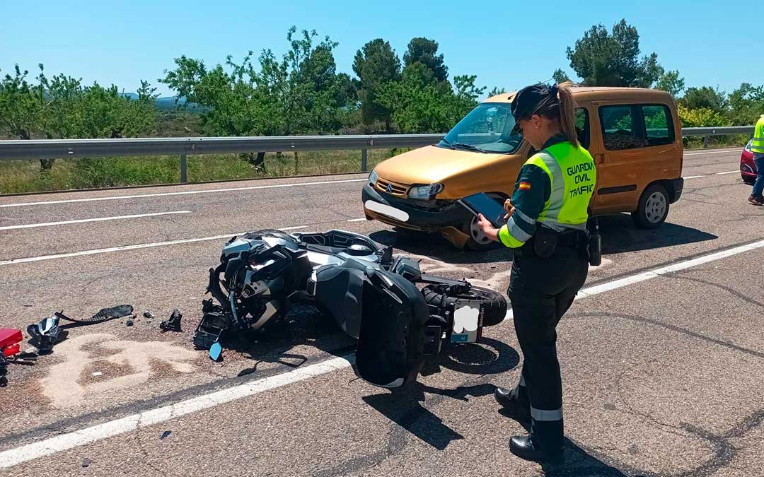 Imagen del accidente entre una moto y una furgoneta este lunes en la N-232 a su paso por Valdealgorfa / Guardia Civil