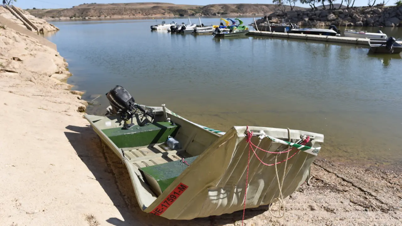 Estado en que quedó la barca en la que iban los dos pescadores alemanes que fallecieron / Francisco Jiménez