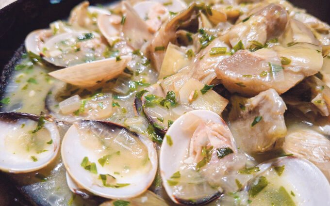 Alcachofas con almejas en salsa verde