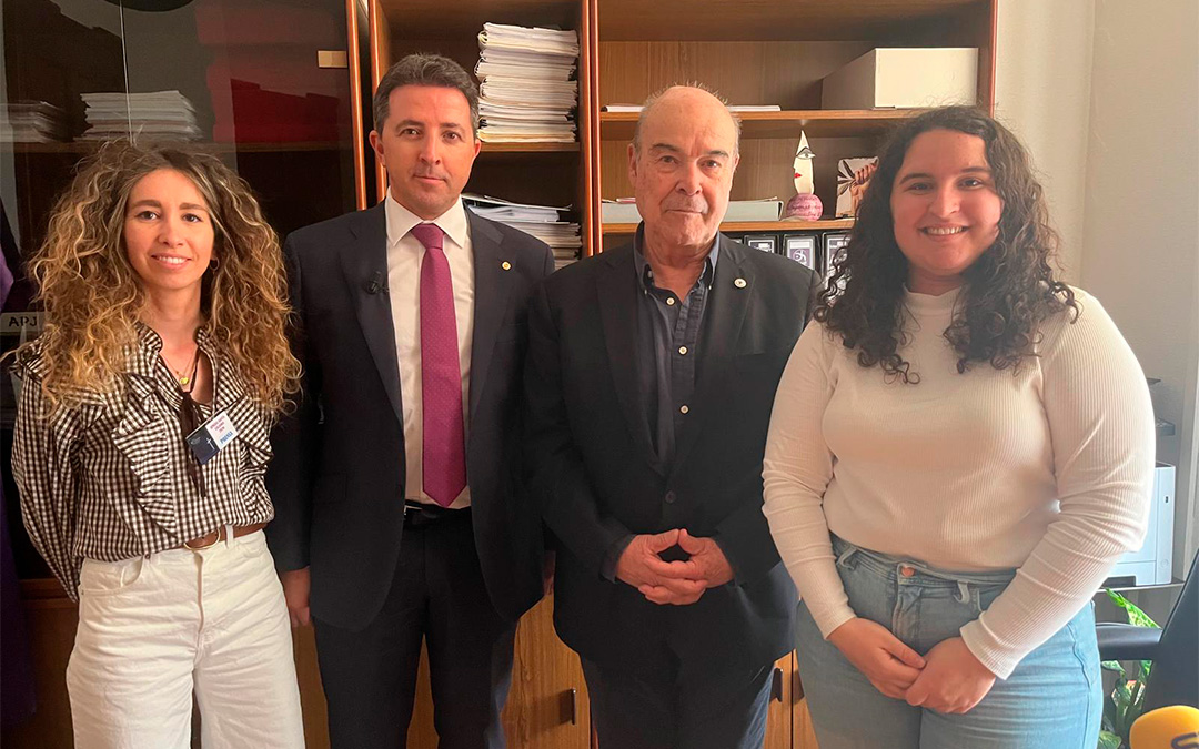 Alberto Herrero, el alcalde de Calanda, y Antonio Resines, actor y encargado de Romper la Hora de Calanda, en el ayuntamiento de la localidad./ L.O.