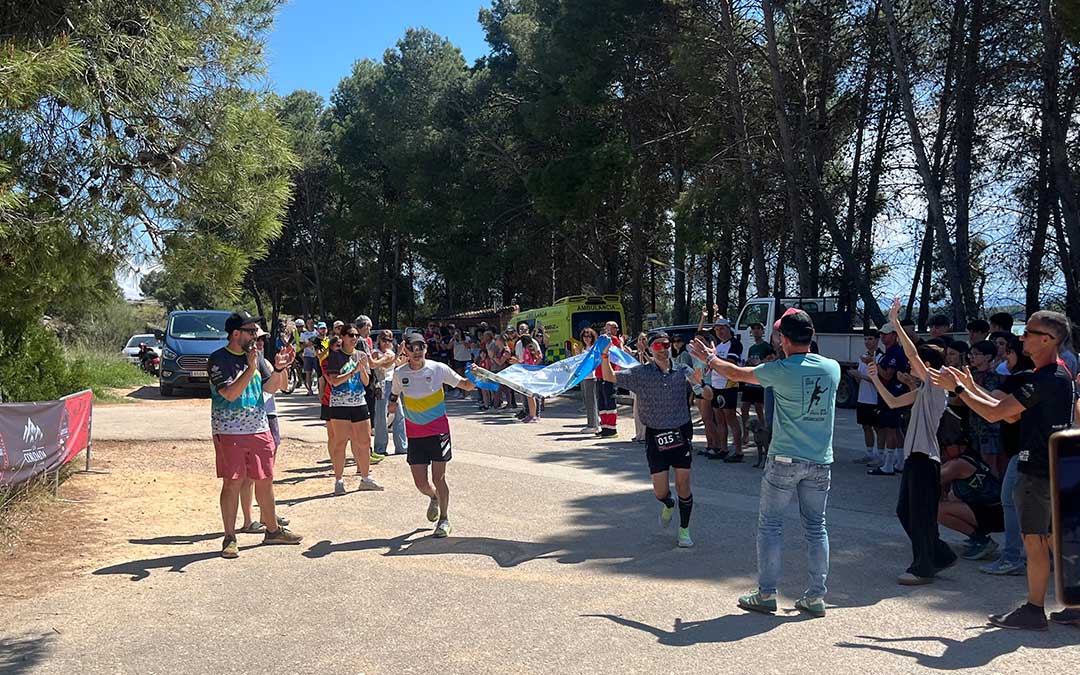 Borja Palacio y Nacho Zurita llegaron juntos a la línea de meta con una bandera en honor a Rafa Esteruelas / C.O.