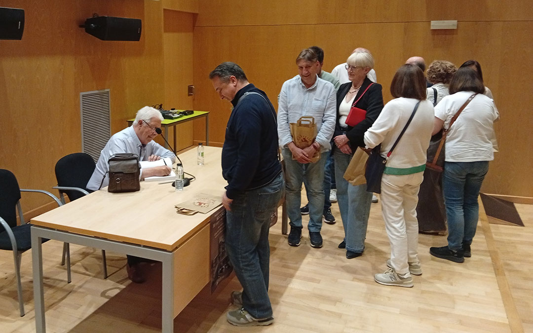 Hubo firmas antes del acto y al final en el Palacio Ardid. / B. Severino