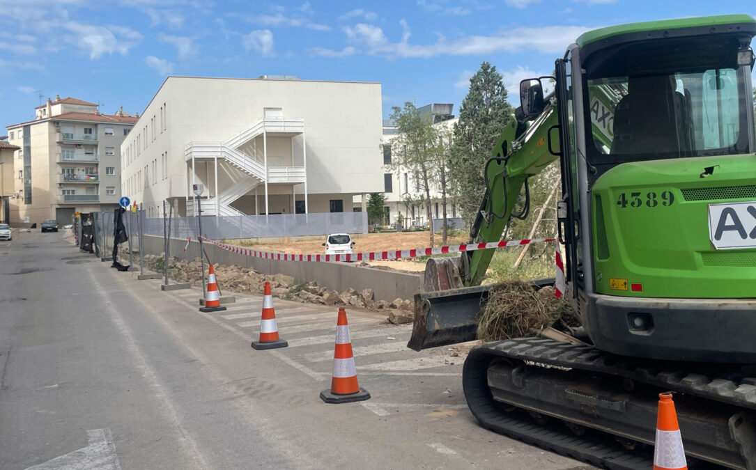 La maquinaria pesada y las obras en la acera provocan cortes puntuales en la calle Cantonetes de Alcañiz. / E. M.