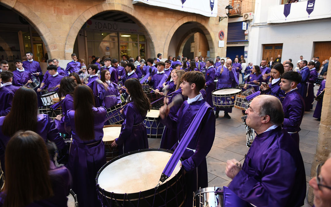 Concentración de tambores tras la procesión de la Soledad en Alcorisa para el Cese del Toque 2026. / Tomás Montero