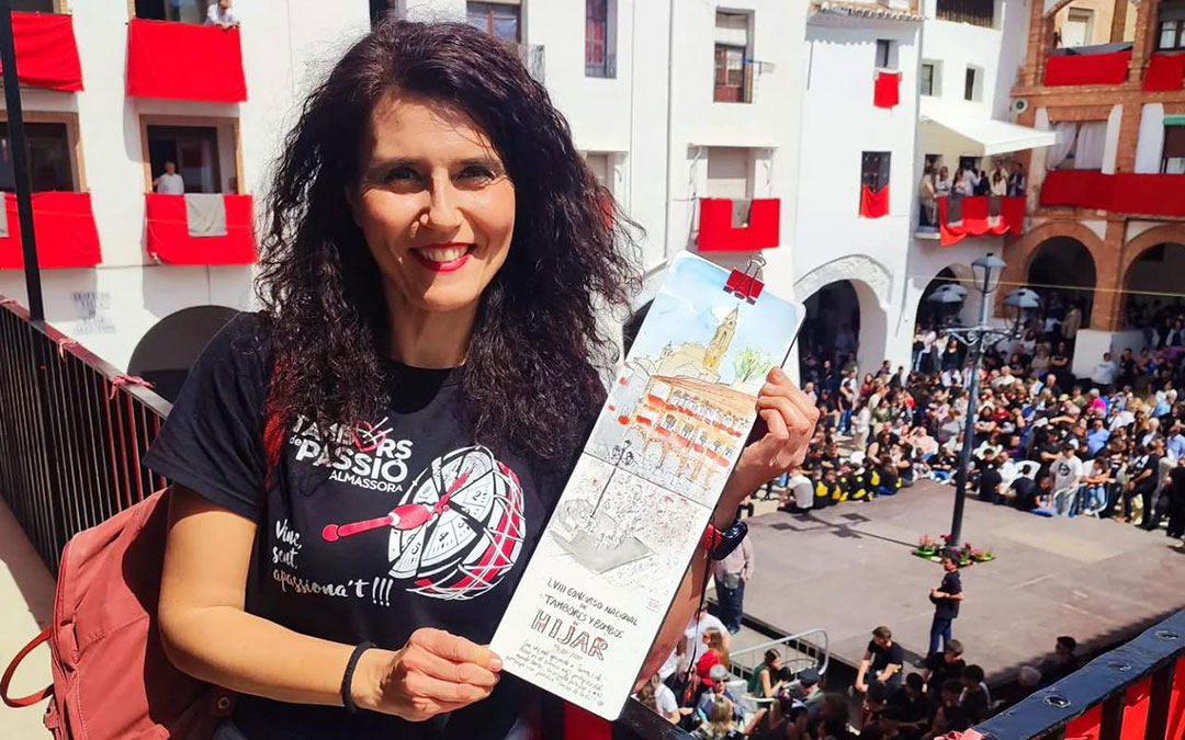 Noemí Casas en Híjar, donde ha dibujado varias veces el concurso nacional de tambores. Esta vez, desde el balcón. / @nomidibus