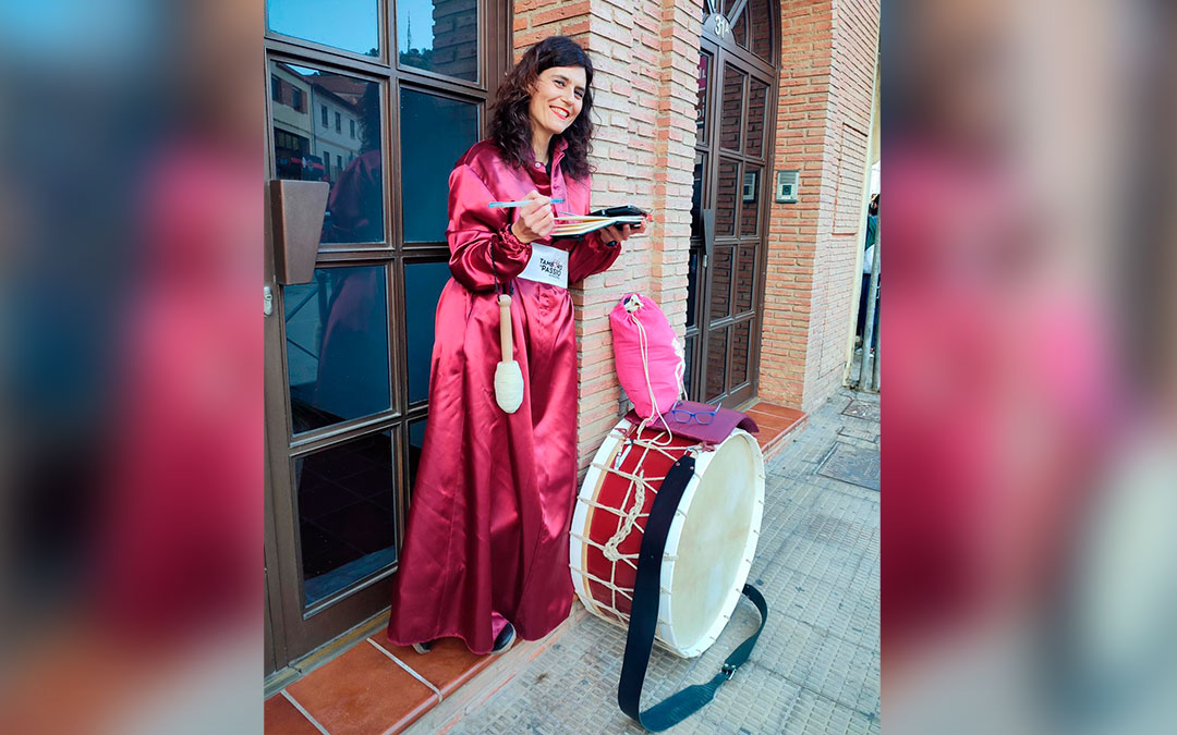 Noemí Casas, en Andorra, en acción con su cuaderno y sus acuarelas en las Jornadas Nacionales de 2024. / @nomidibus
