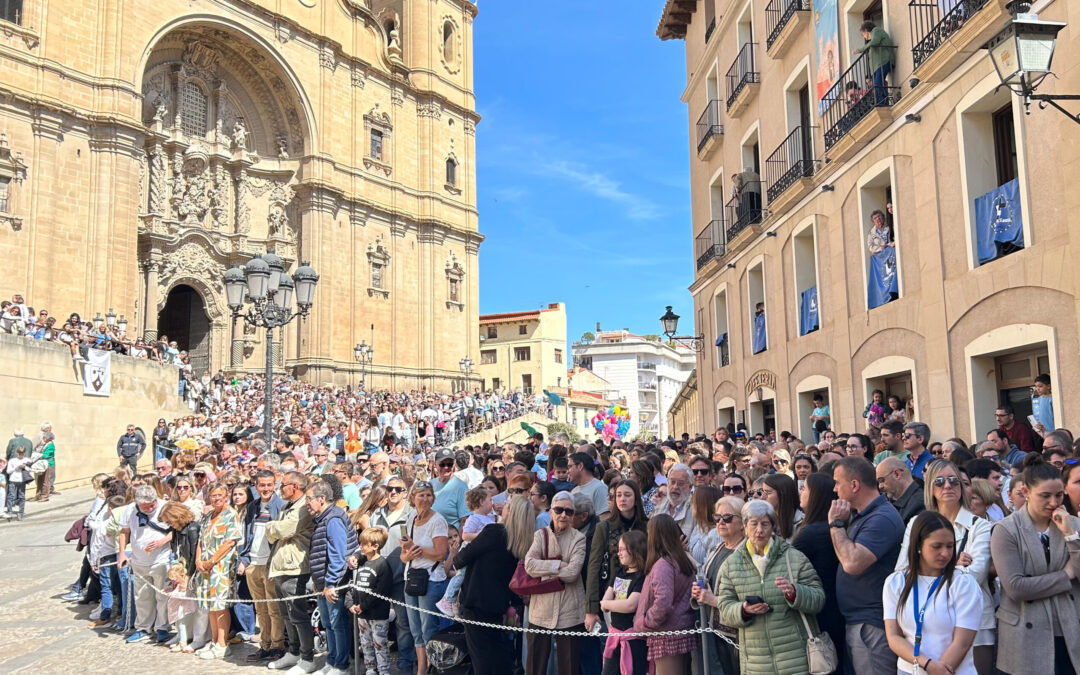 Los alcañizanos disfrutando de la Procesión de las Palometas./ L.O.