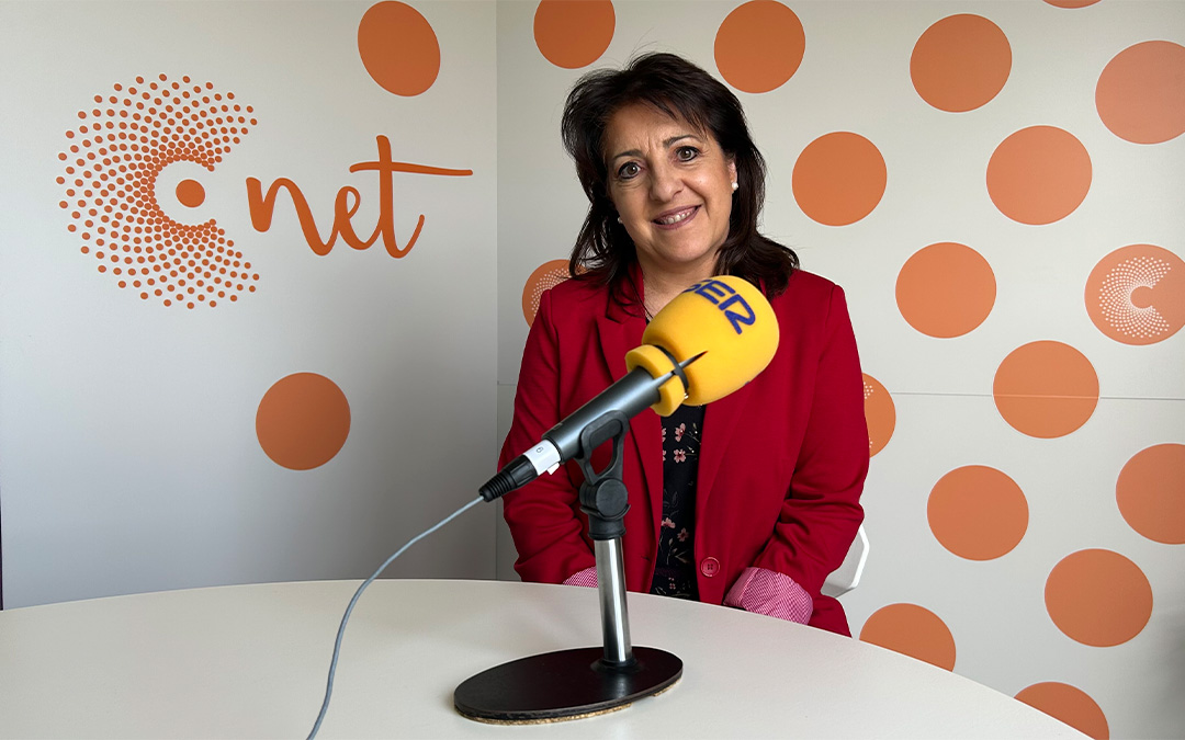 Amor Pascual, orientadora en el Colegio La Inmaculada de Alcañiz en el estudio de Radio La Comarca./ L.O.