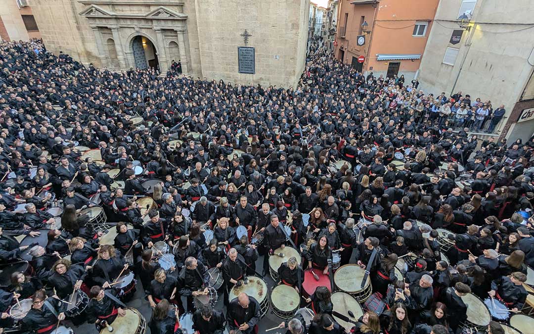 Fin de redobles en Andorra 2026 con una plaza de la Iglesia a reventar para escuchar la señal a las 20.30. / L.C.