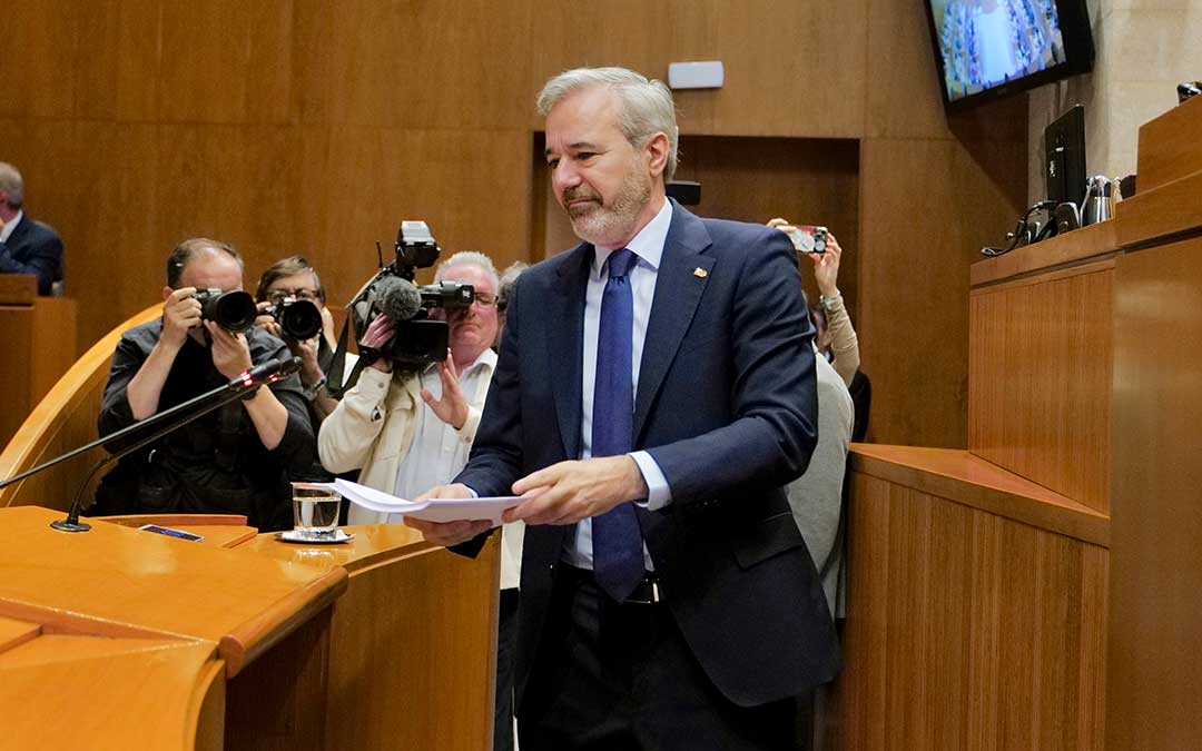 Azcón entrando en el atril de las Cortes de Aragón este martes ante una gran expectación mediática / Fabián Simón