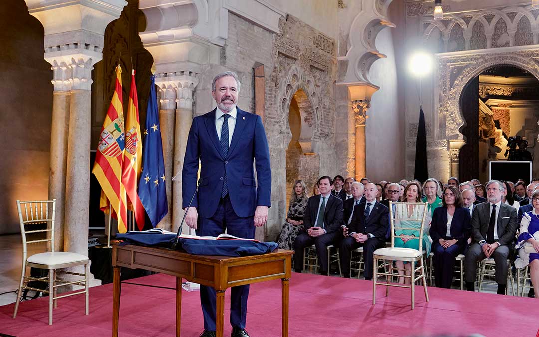 Jorge Azcón, ayer, en su toma de posesión como presidente de Aragón. Es el primer popular que repite en el cargo / F. Simón