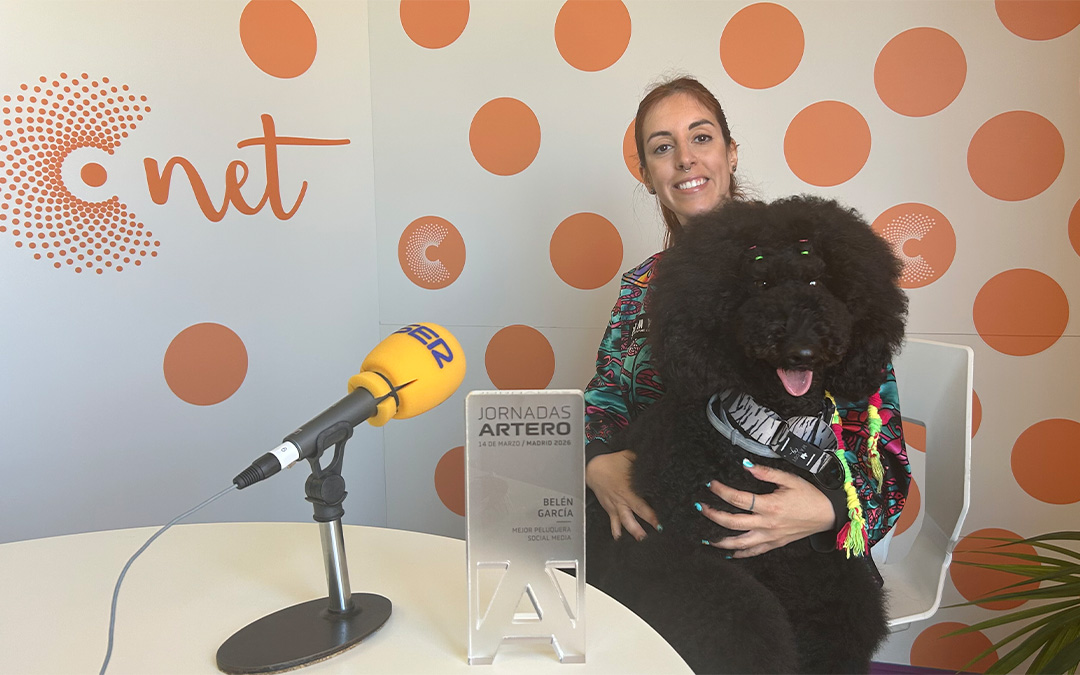 Belén García, peluquera canina en ArtPet y creadora de contenido en el estudio de Radio La Comarca./ L.O.