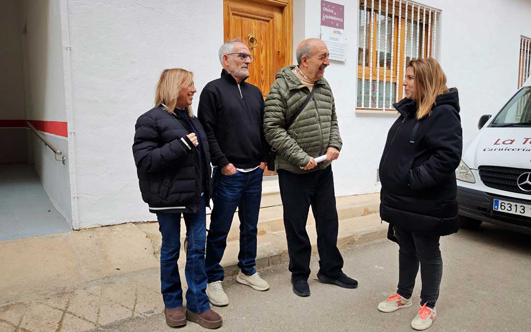 Miembros del PSOE han denunciado el cierre de las oficinas este martes en Calamocha / PSOE Teruel