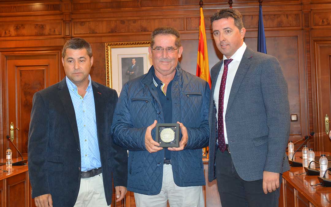 Ramón González, en el centro, fue distinguido junto a otros agricultores con la medalla La Calandria en 2022 / Camila Ortiz